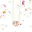 Collana con ritagli di fiori e frammenti dorati