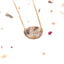 Collana con ritagli di fiori e frammenti dorati