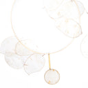 Girocollo con pendente di foglia Lunaria e dettagli dorati