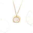 Collana con foglia di lunaria e pendente mezza luna dorata