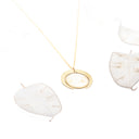 Collana con foglia di lunaria e pendente mezza luna dorata