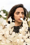 Orecchini pendenti e mezza luna con foglia di lunaria