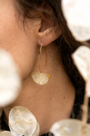 Orecchini pendenti e mezza luna con foglia di lunaria