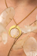 Collana con foglia di lunaria e pendente mezza luna dorata
