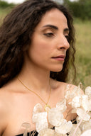 Collana con foglia di lunaria e pendente mezza luna dorata