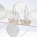 Orecchini pendenti e mezza luna con foglia di lunaria