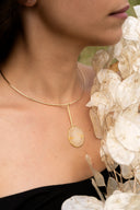 Girocollo con pendente di foglia Lunaria e dettagli dorati