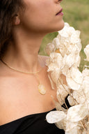 Girocollo con pendente di foglia Lunaria e dettagli dorati