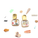 Orecchini pendenti quadrati in resina, plastica riciclata e elementi marini