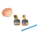 Orecchini pendenti quadrati in resina, plastica riciclata e elementi marini