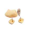 Orecchini a lobo con conchiglia e plastica