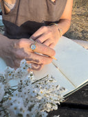 Anello regolabile in resina e fiore di non ti scordar di me