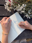 Bracciale rigido in ottone regolabile con fiore di non ti scordar di me