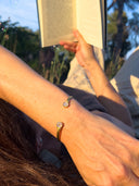 Bracciale rigido in ottone regolabile con fiore di non ti scordar di me