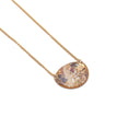 Collana con ritagli di fiori e frammenti dorati