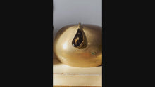 Carica e avvia il video nel visualizzatore di galleria, Collana con ciondolo realizzato con fuliggine e foglie d&#39;oro
