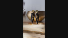 Carica e avvia il video nel visualizzatore di galleria, Orecchini pendenti con fuliggine e foglie d&#39;oro
