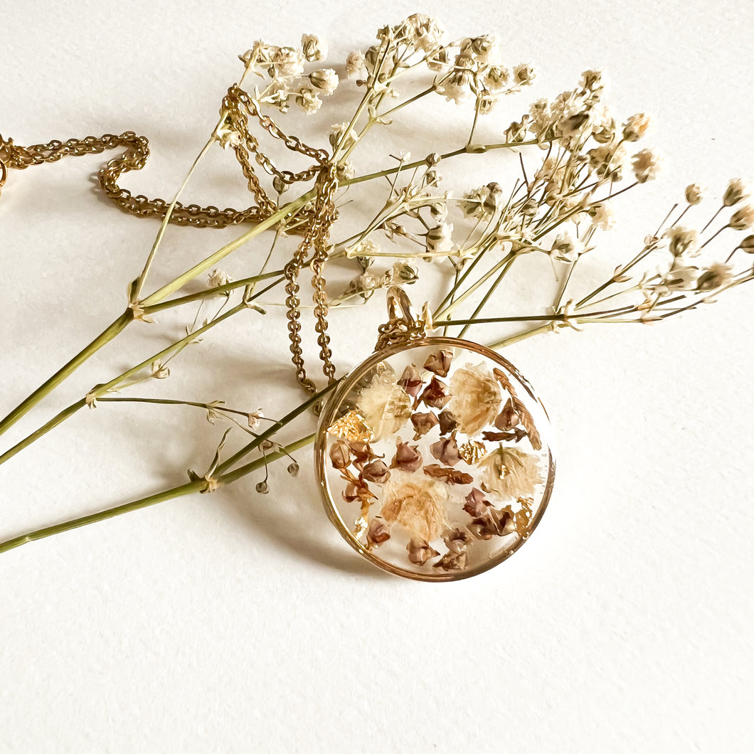 Necklace with resin pendant and heather and mist flowers