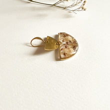 Carica l&#39;immagine nel visualizzatore di Gallery, Orecchini pendenti con fiori di erica, nebbiolina e frammenti d&#39;oro
