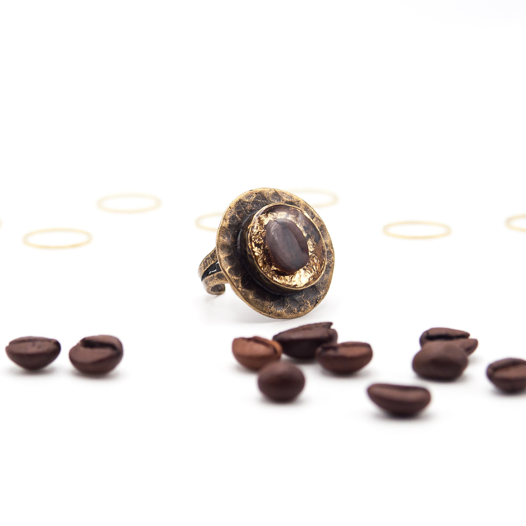 Anello regolabile in ottone anticato con foglia d'oro e chicco di caffè