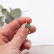Load image into Gallery viewer, Adjustable ring in resin and wild carrot flower
