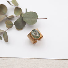 Load image into Gallery viewer, Adjustable band ring in resin and wild carrot flower
