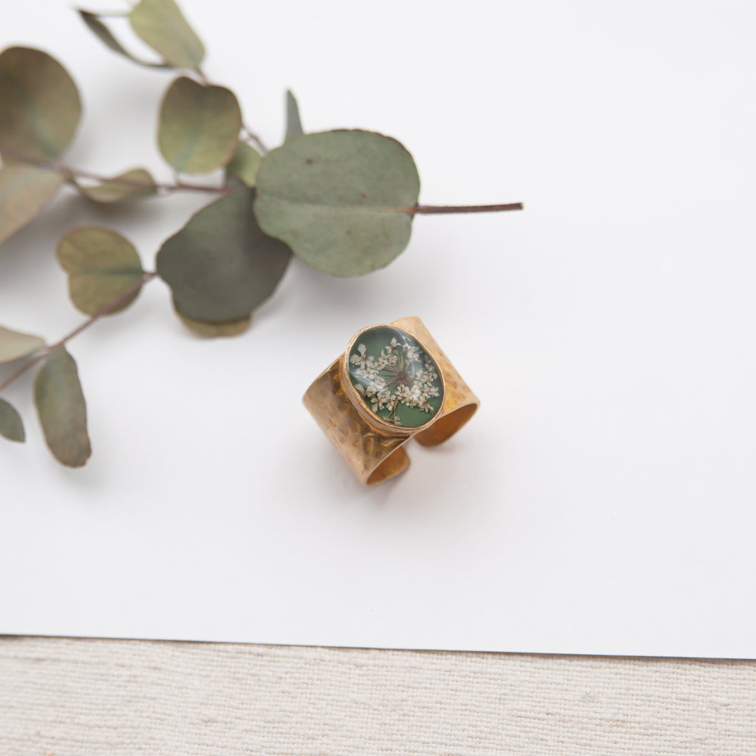 Adjustable band ring in resin and wild carrot flower