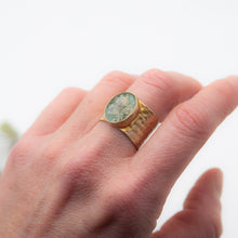 Load image into Gallery viewer, Adjustable band ring in resin and wild carrot flower
