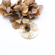 Carica l&#39;immagine nel visualizzatore di Gallery, Collana con ciondolo in resina con fiore vero di nigella damescena
