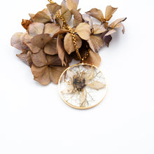 Carica l&#39;immagine nel visualizzatore di Gallery, Collana con ciondolo in resina con fiore vero di nigella damescena
