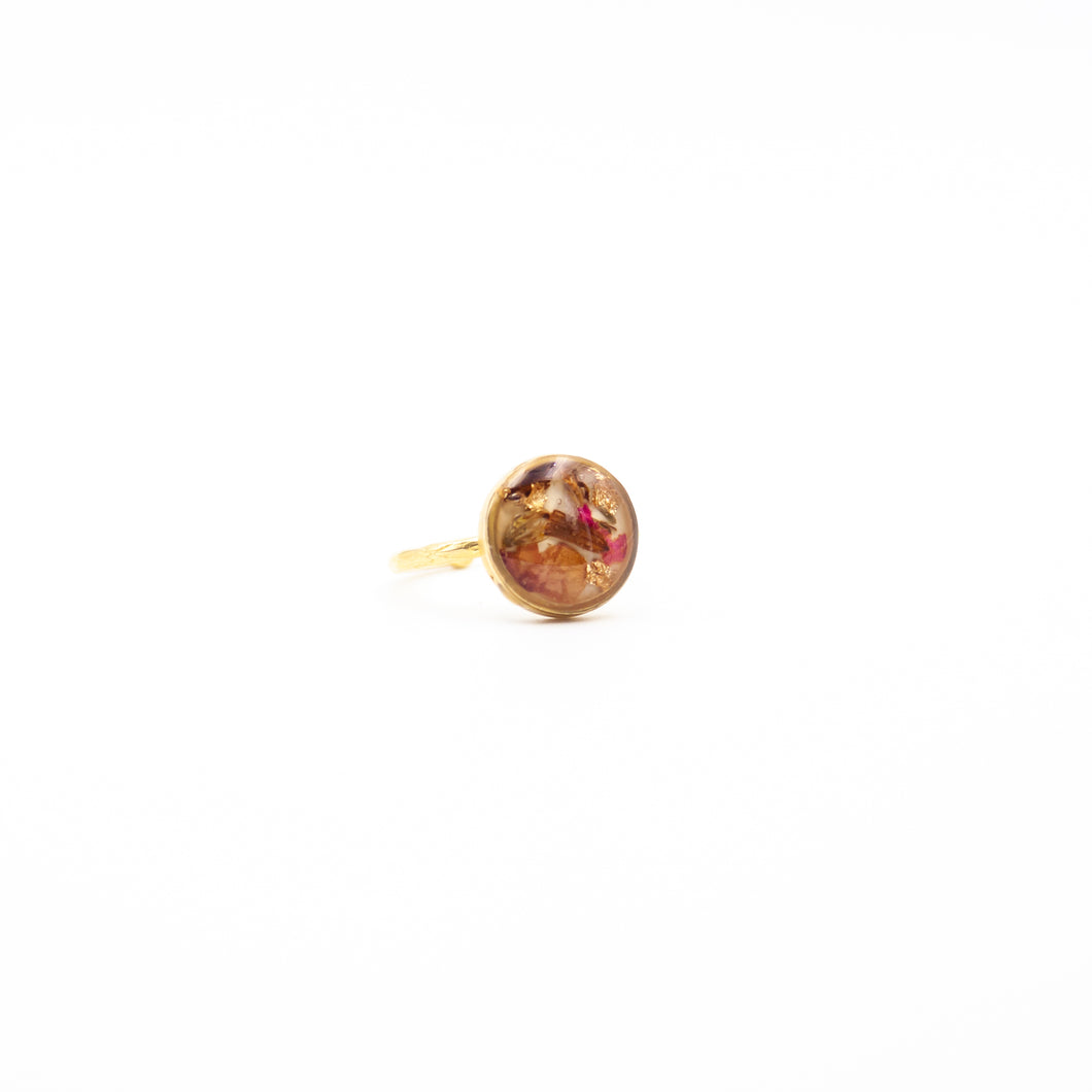Adjustable ring in resin and wild carrot flower