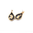 Orecchini da lobo con fuliggine e foglie d'oro