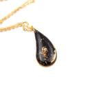 Collana con ciondolo realizzato con fuliggine e foglie d'oro