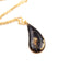 Collana con ciondolo realizzato con fuliggine e foglie d'oro
