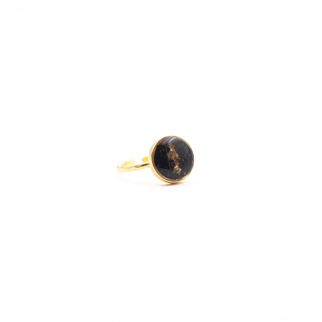 Anello regolabile in ottone con fuliggine e foglie d'oro