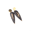 Orecchini pendenti con fuliggine e foglie d'oro