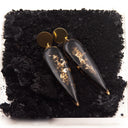 Orecchini pendenti con fuliggine e foglie d'oro