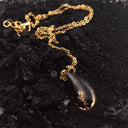Collana con ciondolo realizzato con fuliggine e foglie d'oro
