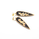 Orecchini pendenti con fuliggine e foglie d'oro