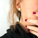 Orecchini pendenti con fuliggine e foglie d'oro