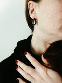 Orecchini da lobo con fuliggine e foglie d'oro