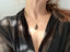 Collana con ciondolo realizzato con fuliggine e foglie d'oro