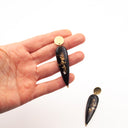 Orecchini pendenti con fuliggine e foglie d'oro