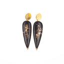 Orecchini pendenti con fuliggine e foglie d'oro