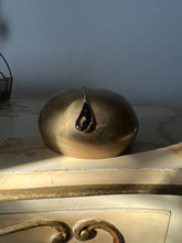 Carica l&#39;immagine nel visualizzatore di Gallery, Collana con ciondolo realizzato con fuliggine e foglie d&#39;oro
