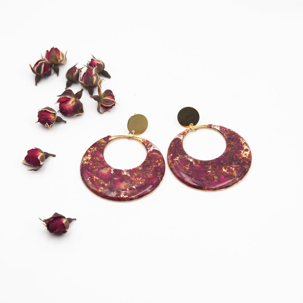 Orecchini a cerchio con rose rosse e foglie d'oro in resina