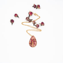 Carica l&#39;immagine nel visualizzatore di Gallery, Collana con ciondolo a goccia resina, rose rosse e oro
