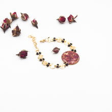 Load image into Gallery viewer, Adjustable bracelet in resin, red roses and gold leaves
