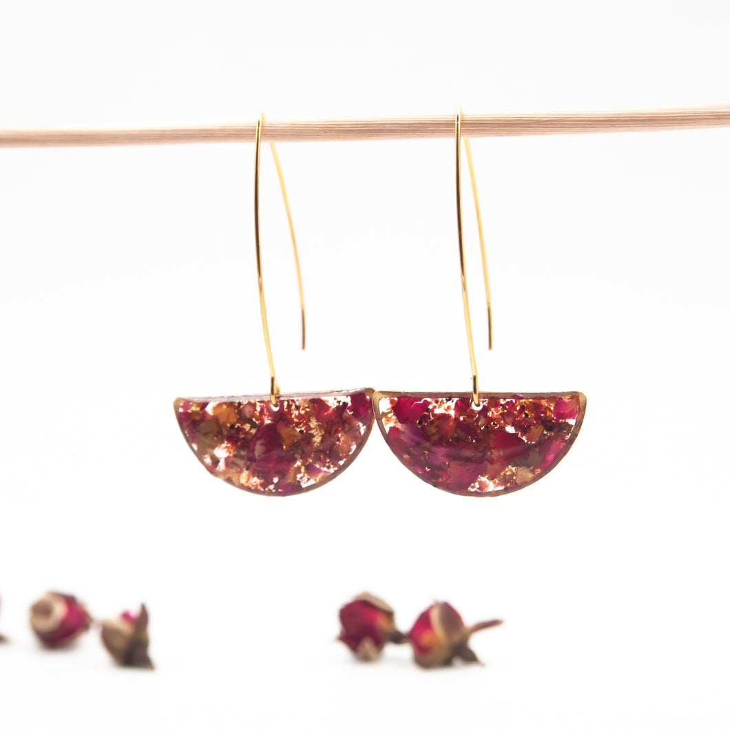 Pendant earrings with half moon in resin, decomposed red roses and gold leaves