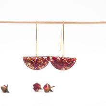 Carica l&#39;immagine nel visualizzatore di Gallery, Orecchini pendenti con mezza luna in resina, rose rosse scomposte e foglie d&#39;oro
